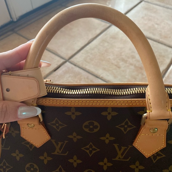 TRENDING Maxi Bags: Louis Vuitton Alma Voyage - Picture 3 of 16